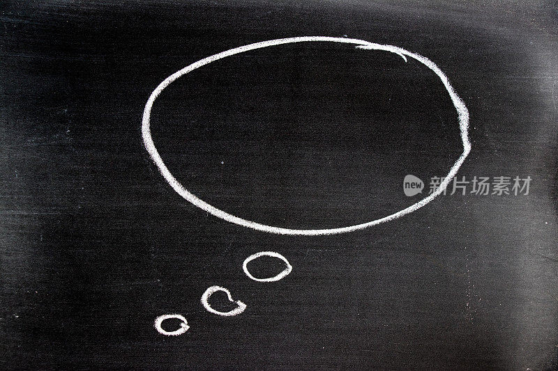 白色粉笔画作为空白语音气泡形状在黑板的背景
