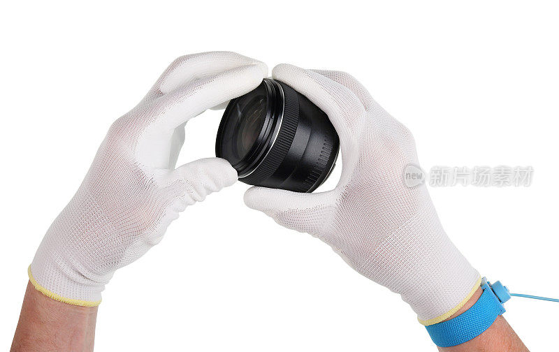专业的现代隐形眼镜维护和清洁使技术人员佩戴防静电手套。