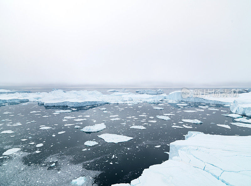 格陵兰岛伊卢利萨特冰峡湾北冰洋上冰山的鸟瞰图