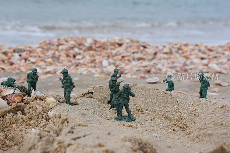 沙滩上的玩具士兵