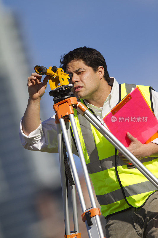 西班牙建筑工人正在查看测量设备