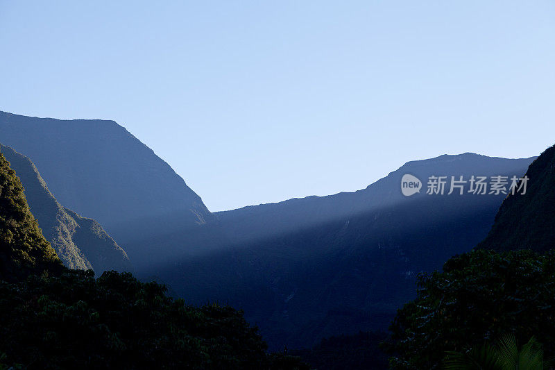 留尼汪岛，太阳从山上升起