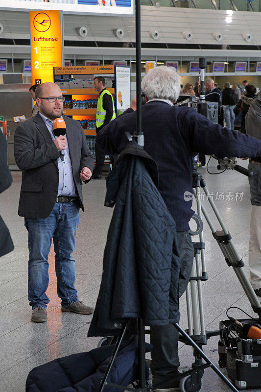 电视记者从法兰克福机场的罢工现场发回的报道
