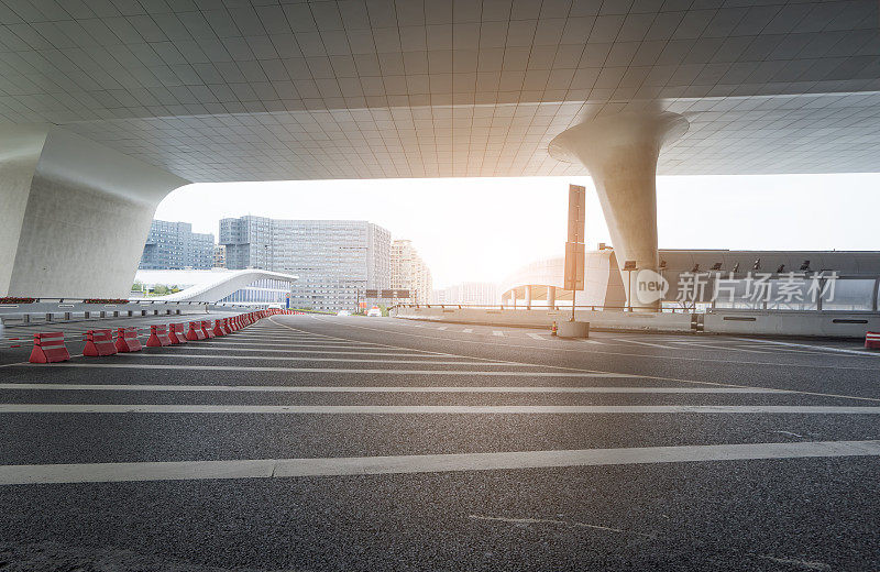 现代化的城市道路和建筑