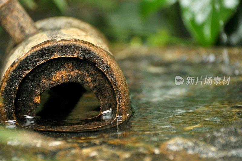 水从竹管中流出