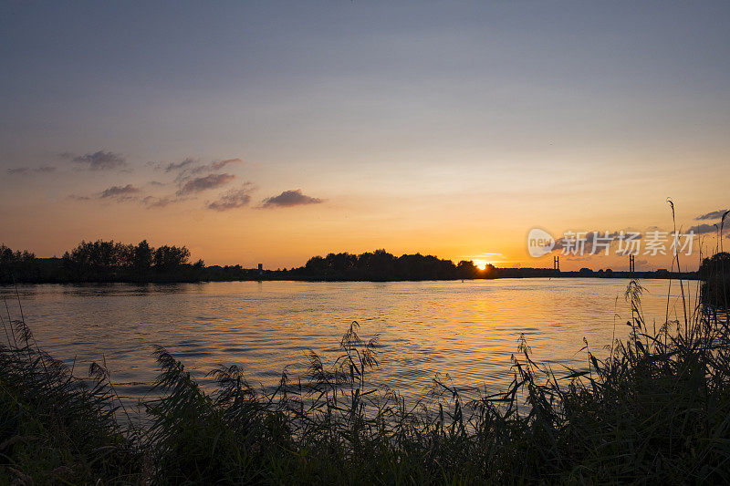 夏天，坎彭附近的IJssel河上的日落