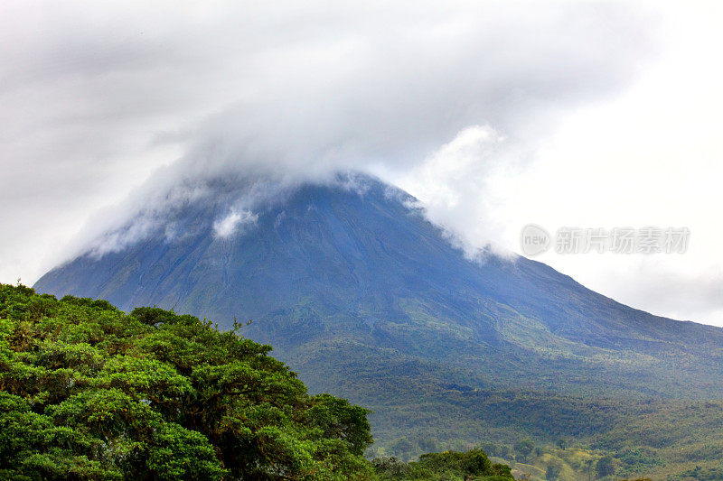 阿雷纳尔火山上空的云彩，阿雷纳尔火山国家公园，哥斯达黎加