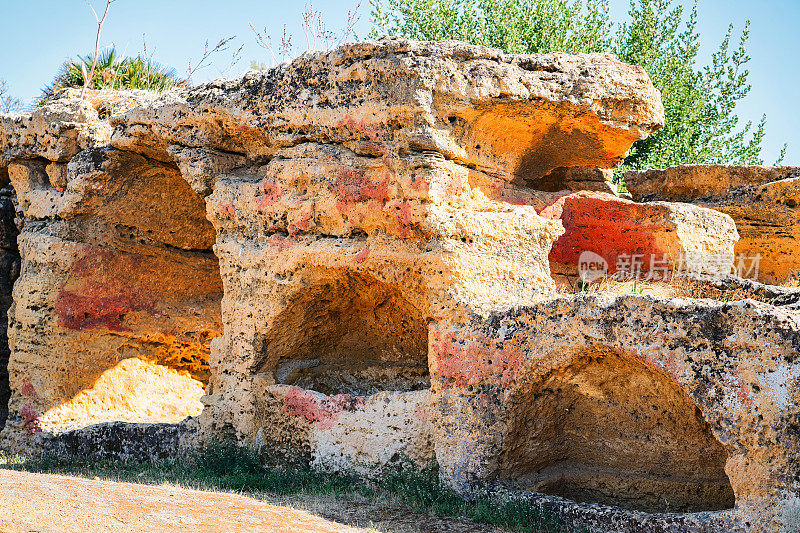 西西里岛阿格里琴托神庙山谷的石头墓地