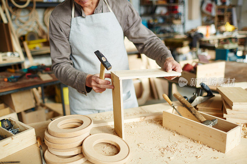 细木工生产木制家具