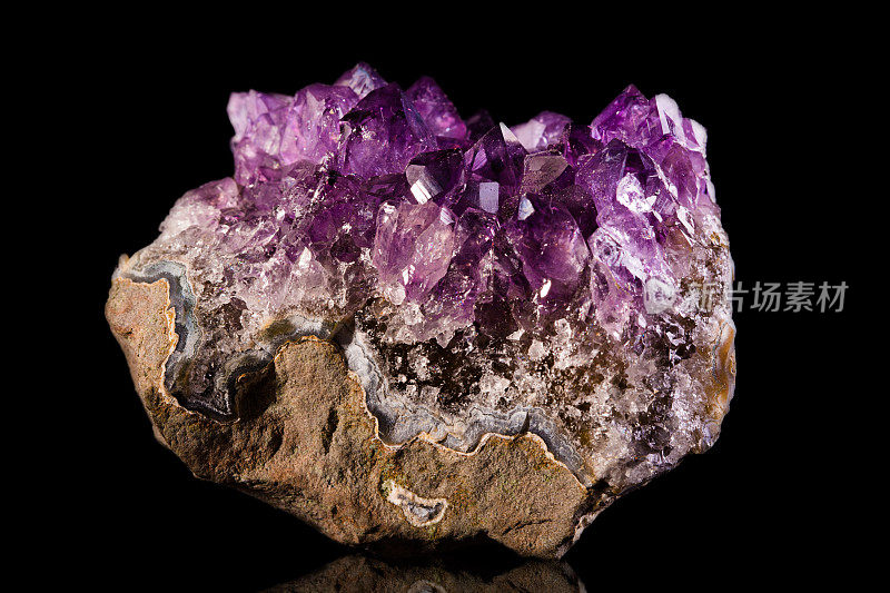 黑色背景上的紫水晶石英矿物
