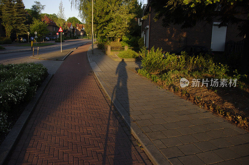 骑自行车的人的影子