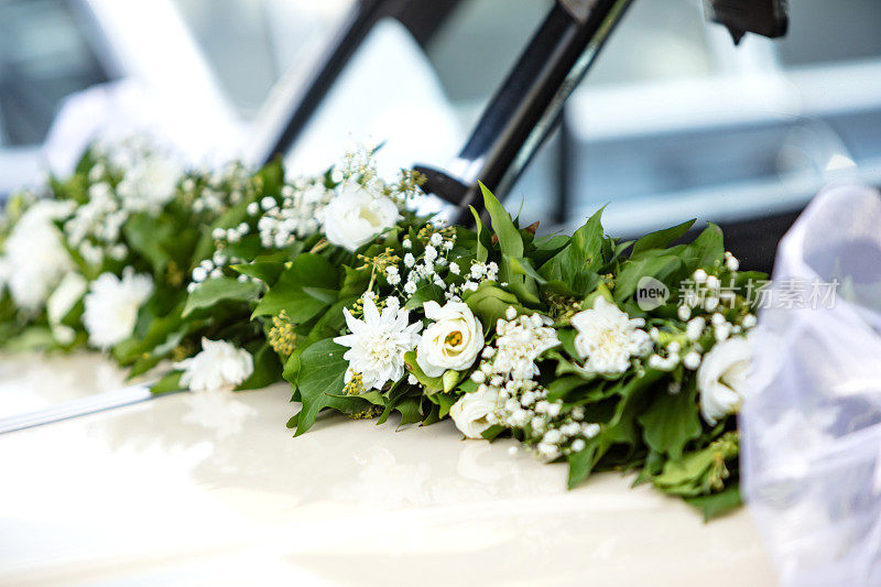 婚礼车上的花卉装饰