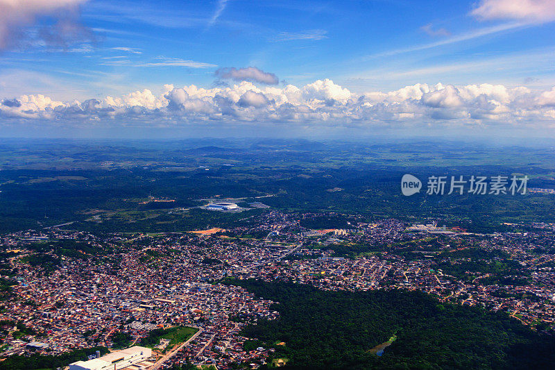 城市上空的云层。