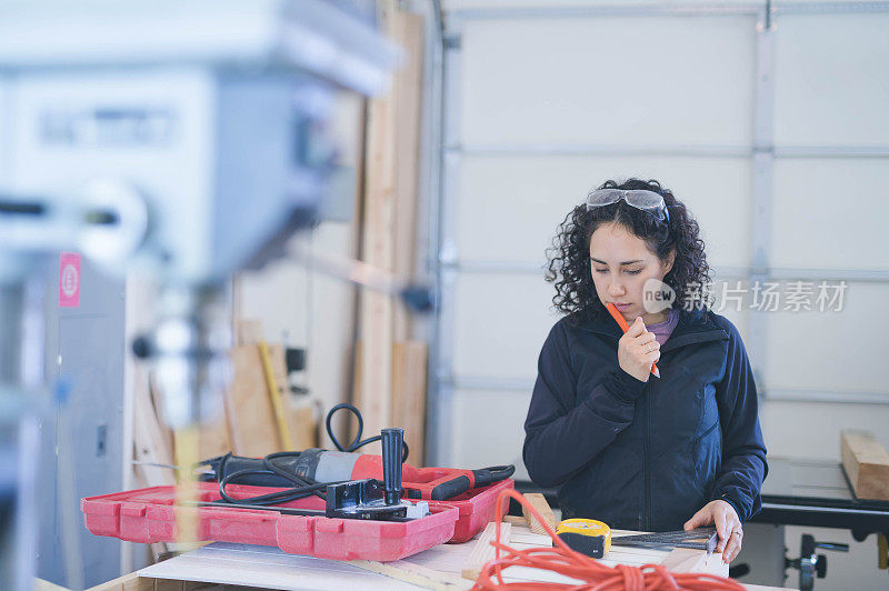 一个女人在车库里做房屋建设工程