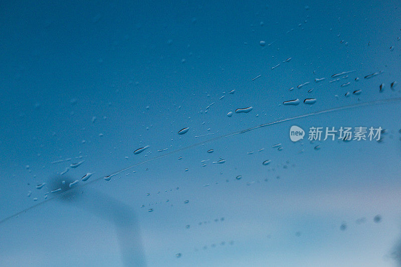 雨点落在汽车玻璃上