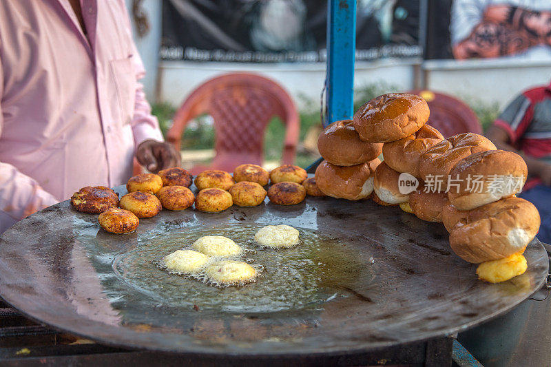近距离拍摄炸土豆条和面包，印度街头食物
