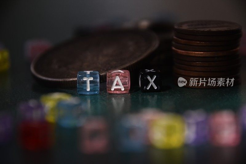 由字母立方体组成的单词TAX