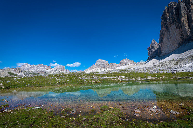 意大利欧洲阿尔卑斯山Dolomites区拉瓦雷多冰城北侧的小湖