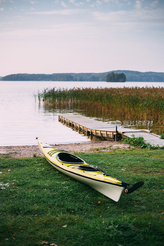 夏天在芬兰湖划皮划艇