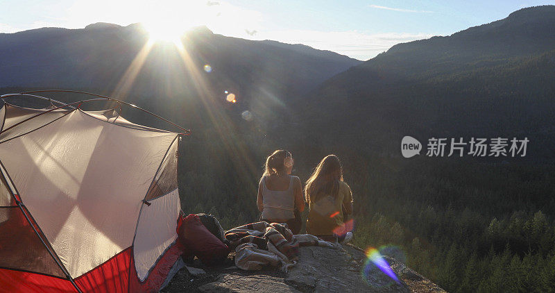 一对年轻夫妇在山上搭起了帐篷