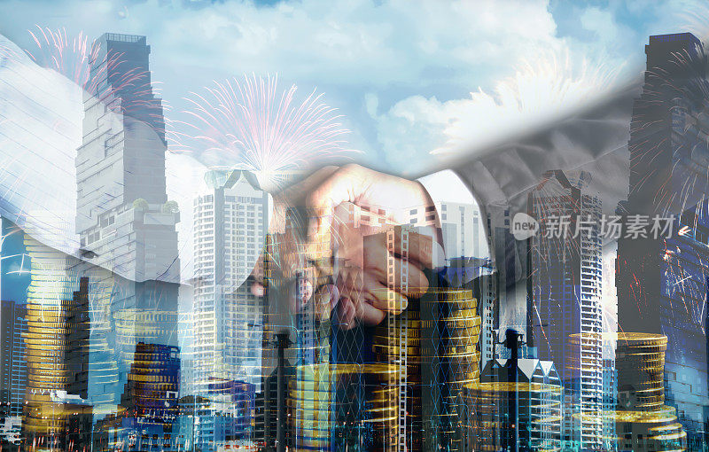 一个商人的双重曝光握手在城市建筑的背景与金币和烟花。商业伙伴协议的概念与成功