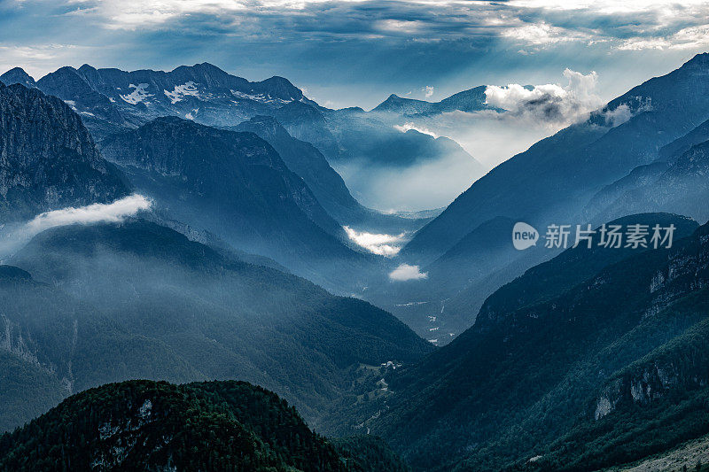 从芒加特山看Montaž和Viš，意大利阿尔卑斯山，Primorska，朱利安阿尔卑斯山，斯洛文尼亚，欧洲山脉的山脊和山峰的层层剪影