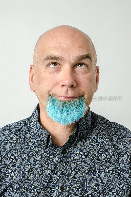 一个下巴上染着蓝胡子的秃顶男人的肖像