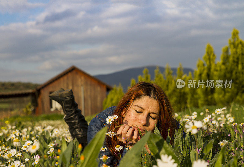 年轻美丽的女人在大自然中寻找宁静