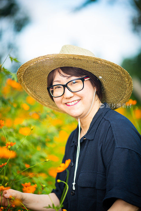 宇宙花田中的中年妇女