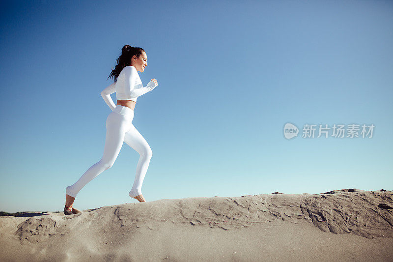 一名年轻白人女子慢跑的侧影