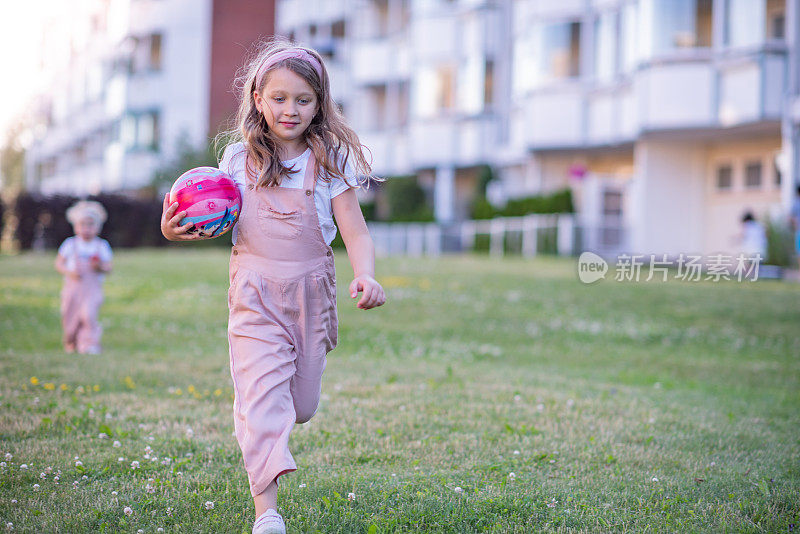 女孩有乐趣，而运行whit球在手中。