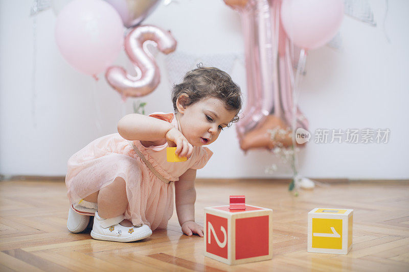 美丽的一岁小女孩，庆祝她的一岁生日