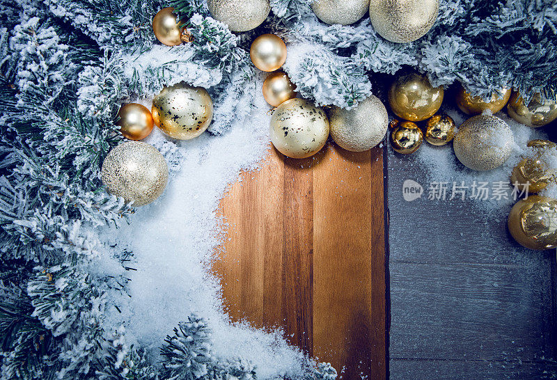 雪花圣诞灵感背景图像与金色的触摸