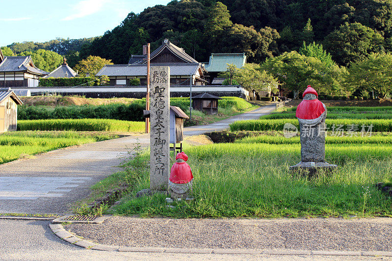 日本明日香的入口标志和稻田。