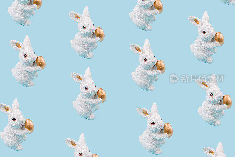 色彩柔和的蓝色背景上的复活节兔子图案组成。极简主义的等距的概念。