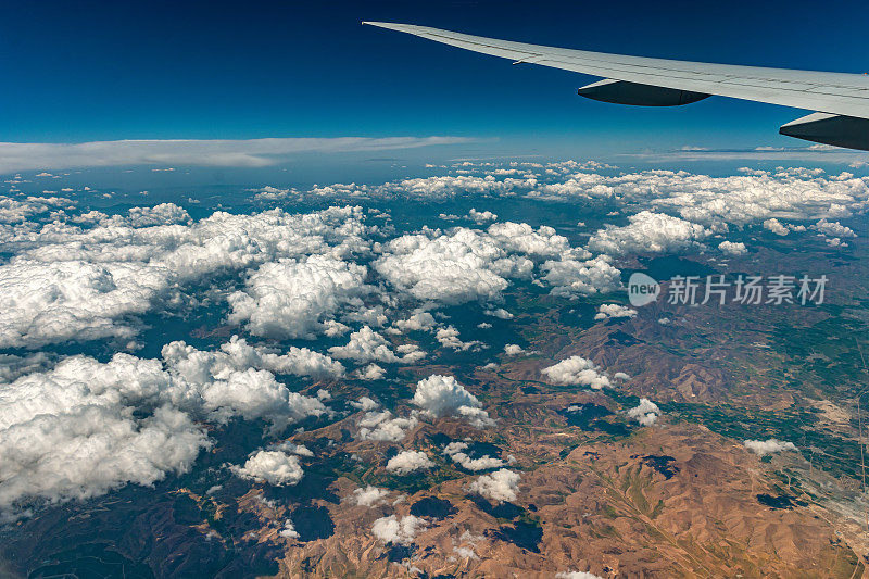 航空全景在沙漠峡谷从飞机上方的伊朗，亚洲洛雷斯坦省