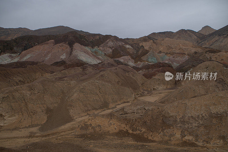 美国死亡谷国家公园的彩虹色岩层