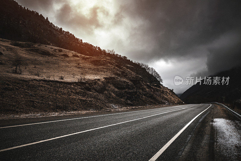 朦胧的道路穿过群山