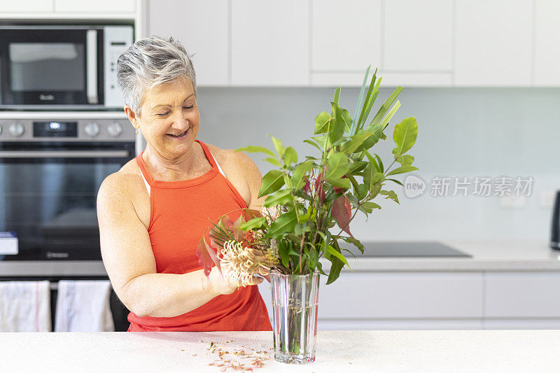 妇女在厨房插花