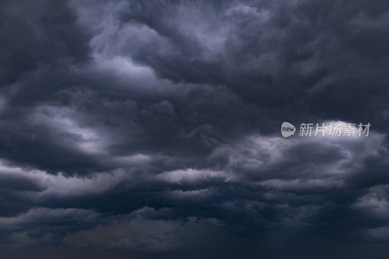 夏季雷雨期间，傍晚天空中出现了乌云