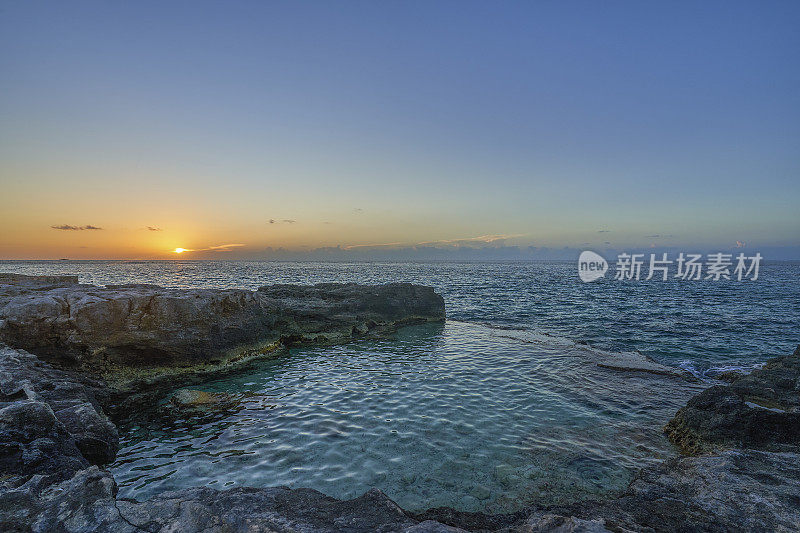 墨西哥尤卡坦半岛科苏梅尔岛加勒比海上空的日出