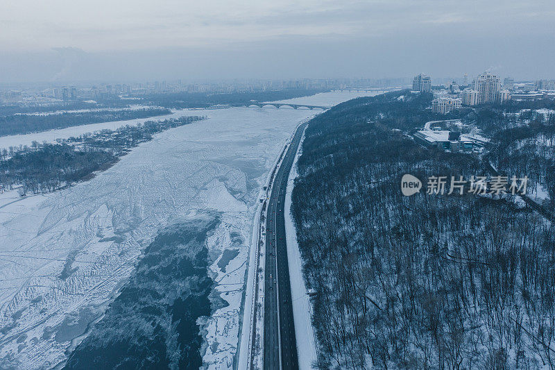 冰冻河流附近公路鸟瞰图