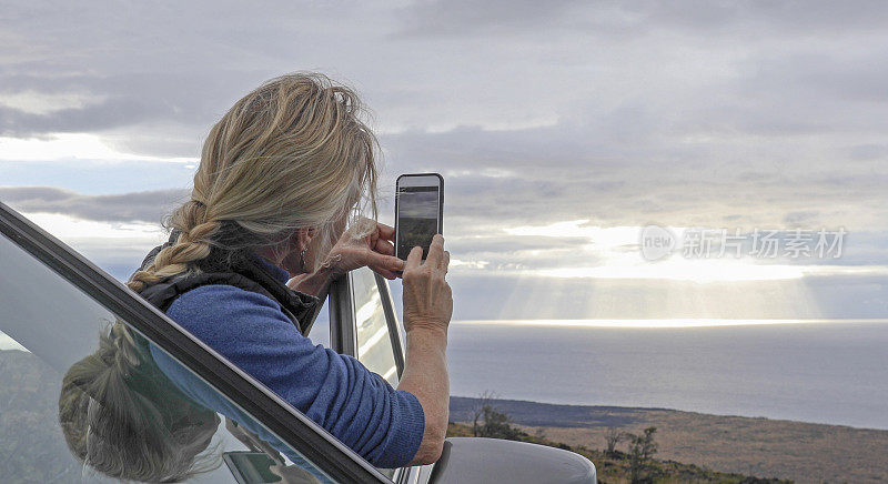 女人在车上用智能手机监视