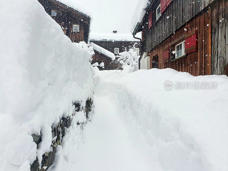 深雪中的村庄