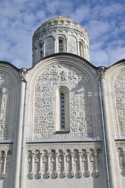 具有纪念意义的中世纪东正教大教堂，其正面覆盖着无数精美的浮雕人物。以德米特里王子的名字命名，他在12世纪蒙古人入侵之前在弗拉基米尔城建造了这座城堡。