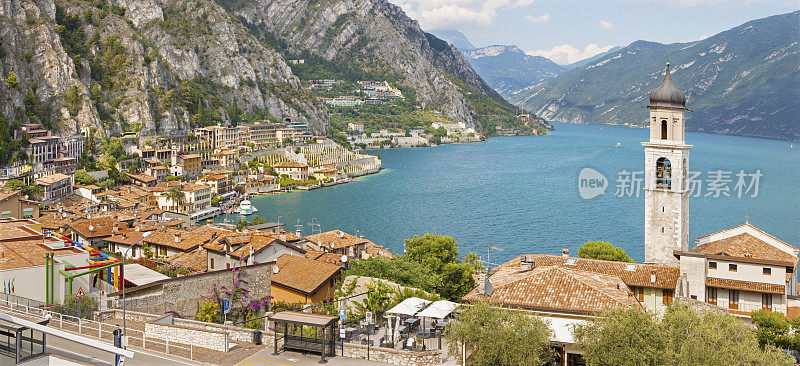 加尔达湖上的一个小镇，坐落在阿尔卑斯山脉下的加尔达湖上。