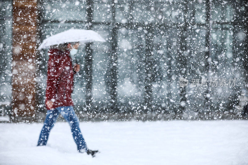 穿红衣服的人在雪中行走