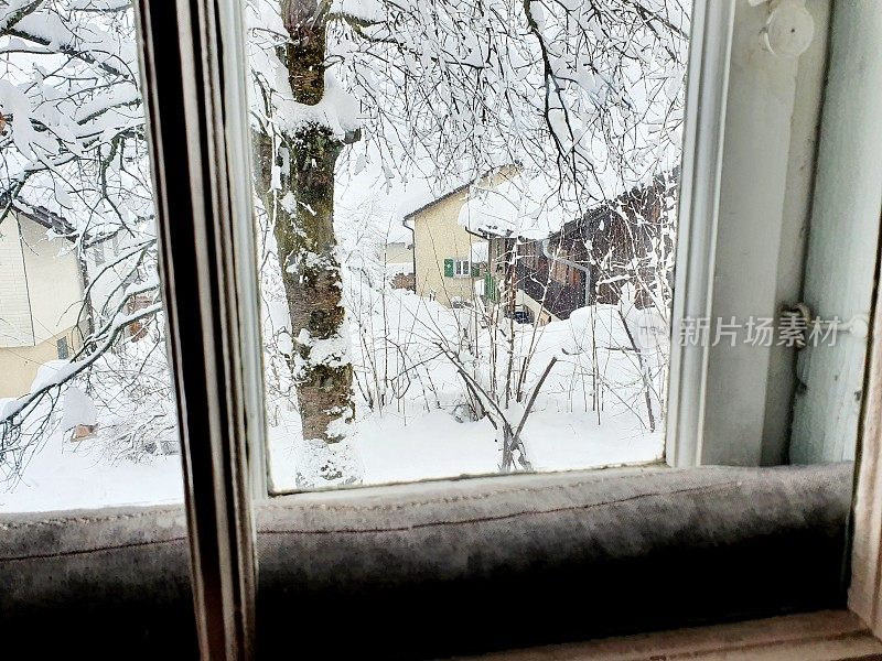 透过一扇旧窗户看到了雪花