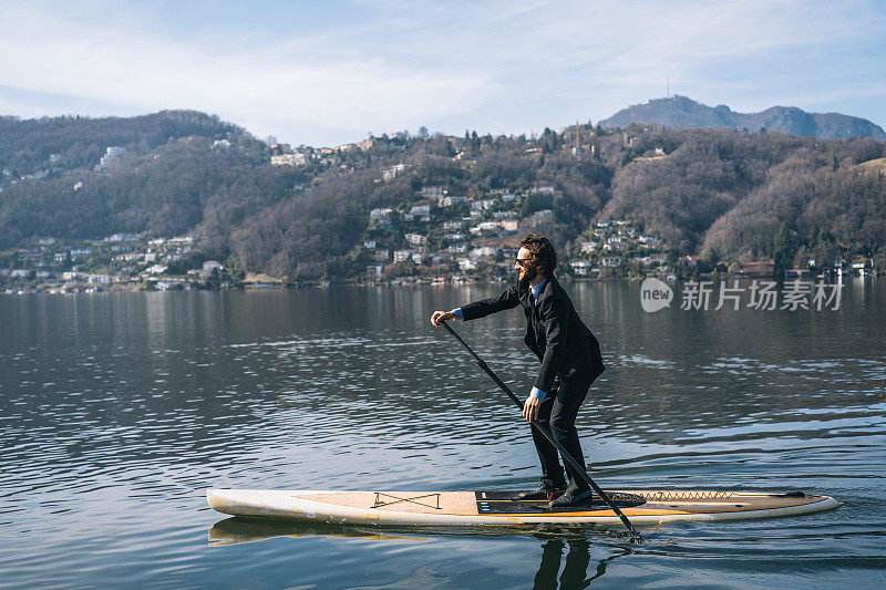 早晨，一个商人沿着湖岸划桨