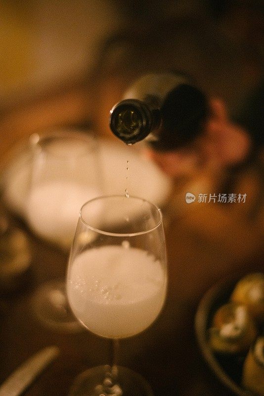 将普罗赛克葡萄酒倒入酒杯